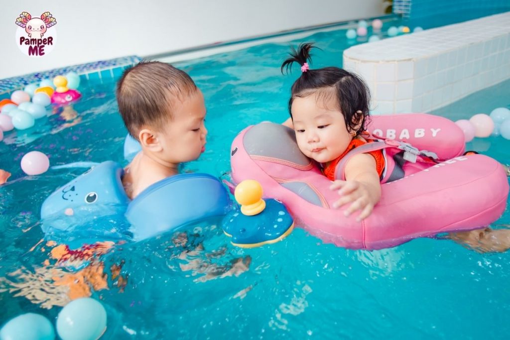 Phao bơi là thiết bị thay thế hồ bơi thủy liệu tại các spa cho bé.
