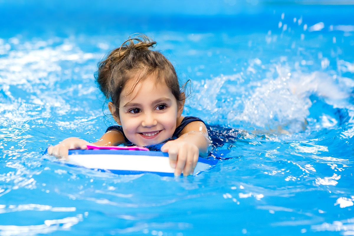 Bơi thủy liệu kích thích trí thông minh cho bé