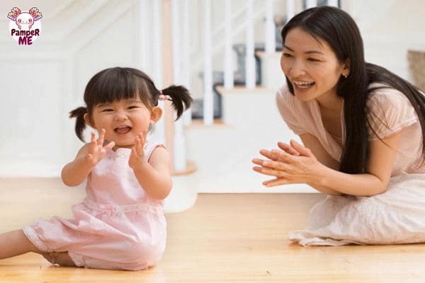Trẻ bắt chước theo người khác