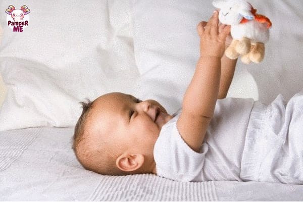 Trẻ cầm nắm đồ vật