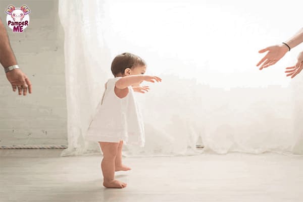 Trẻ chập chững bước đi