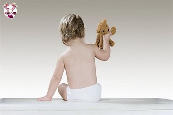 Trẻ dựa tay để tập ngồi thẳng lưng