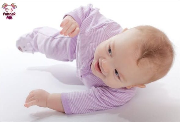 Trẻ tập lật người